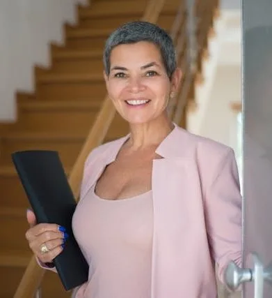 Femme 50 ans souriante heureuse a terminé son bilan de compétences